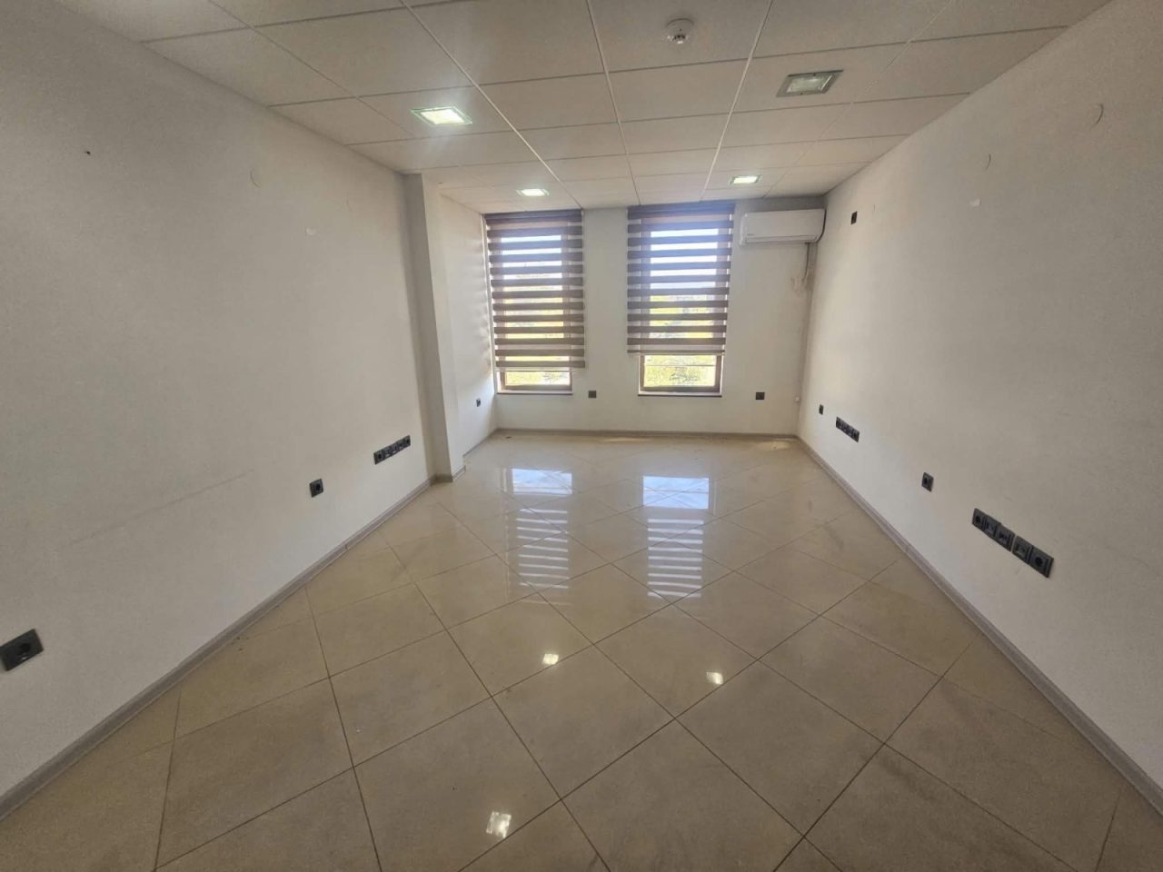 Kiralık ticari mülk – Merkez (Tsentır), Kırcaali, ilan fotoğrafı 1